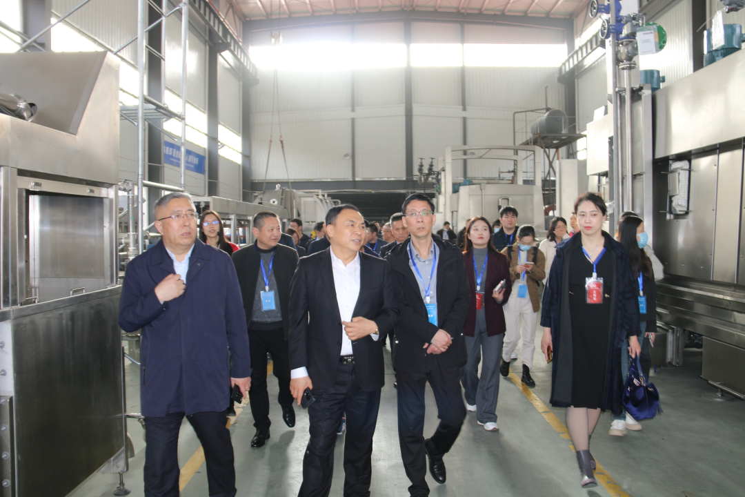 舟山市經信局副局長毛潤洲攜舟山市優秀企業家代表一行40余人蒞臨銳智股份調研考察！